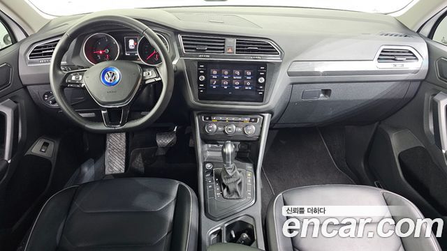 Volkswagen Tiguan — interior