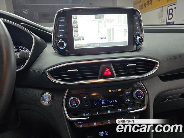 Hyundai Santa Fe — interior