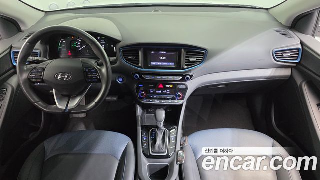 Hyundai Ioniq — interior