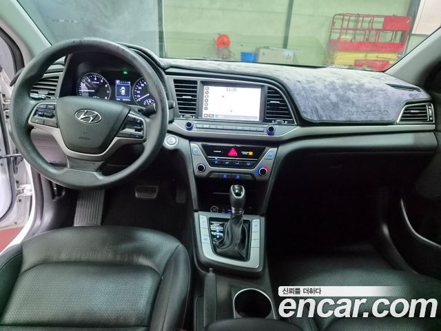 Hyundai Avante — interior