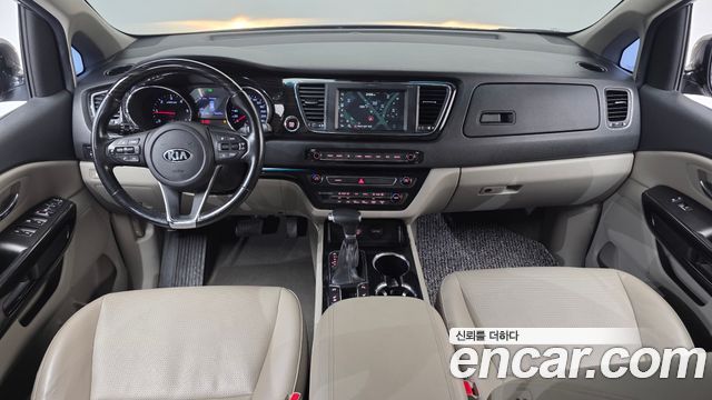 Kia Carnival — interior