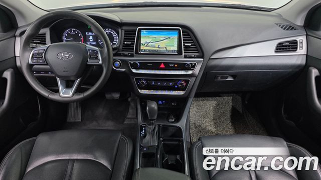 Hyundai Sonata — interior