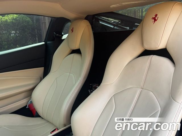 Ferrari F8 — interior