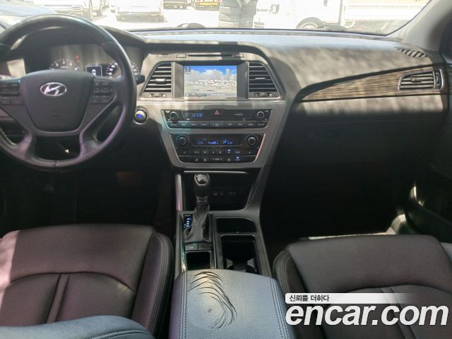 Hyundai Sonata — interior