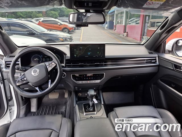 KG Mobility Musso — interior