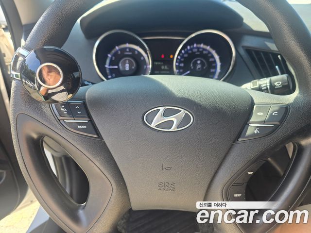 Hyundai Sonata — interior