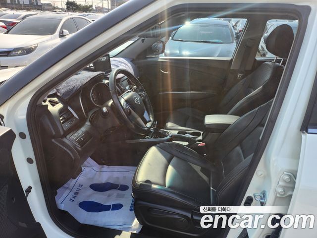 KG Mobility Tivoli — interior
