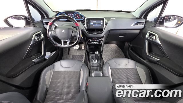 Peugeot 2008 — interior