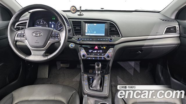 Hyundai Avante — interior