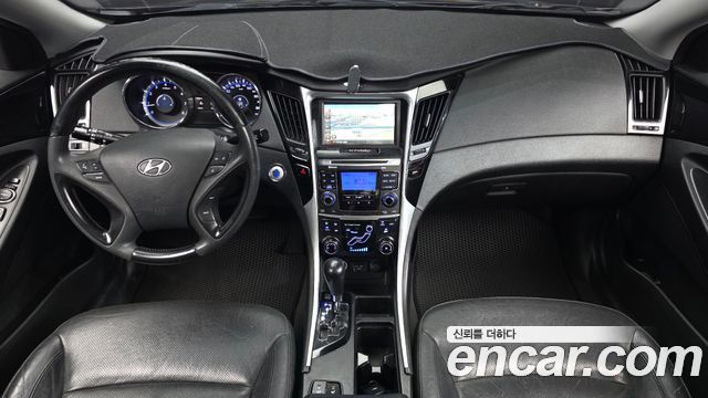 Hyundai Sonata — interior