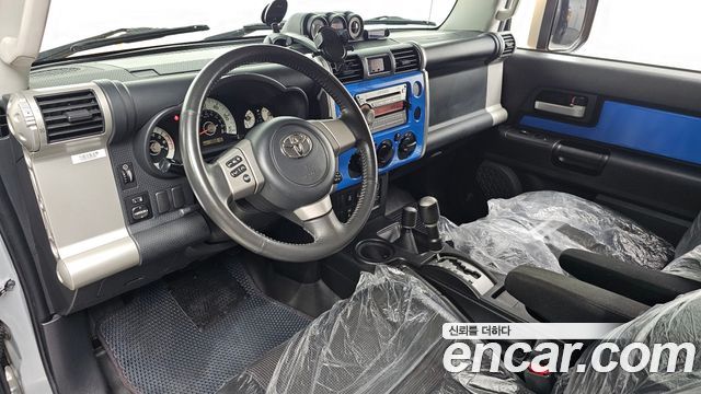 Toyota FJ Cruiser — interior