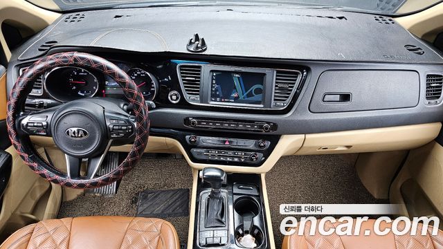 Kia Carnival — interior