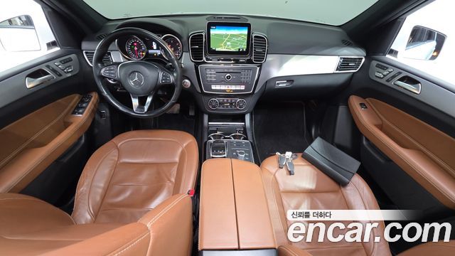 Mercedes-Benz GLE-Class — interior