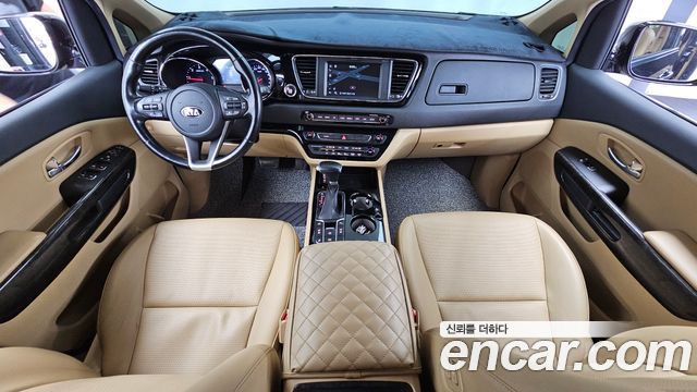 Kia Carnival — interior