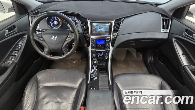 Hyundai Sonata — interior