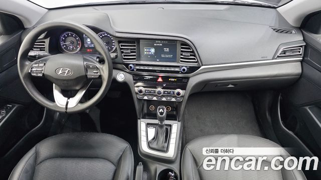 Hyundai Avante — interior