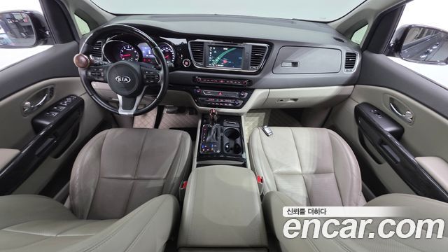 Kia Carnival — interior