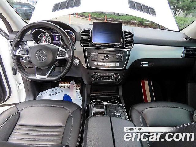 Mercedes-Benz GLE-Class — interior