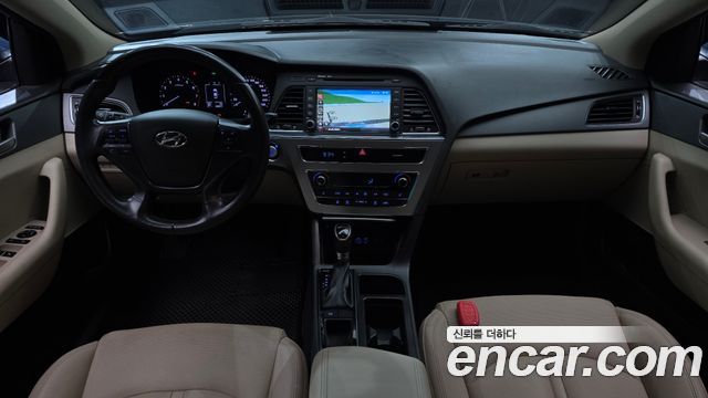 Hyundai Sonata — interior