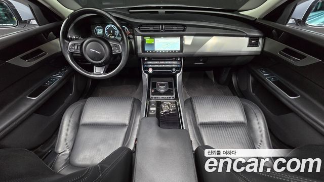 Jaguar XF — interior