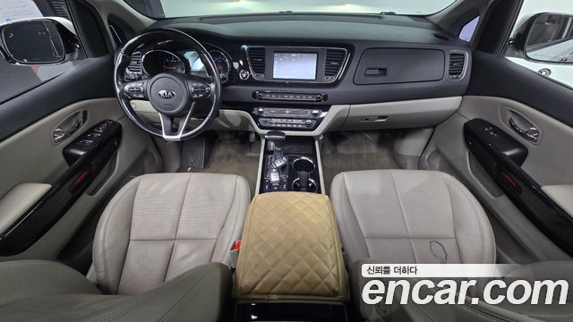 Kia Carnival — interior