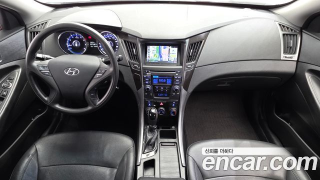 Hyundai Sonata — interior