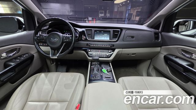 Kia Carnival — interior