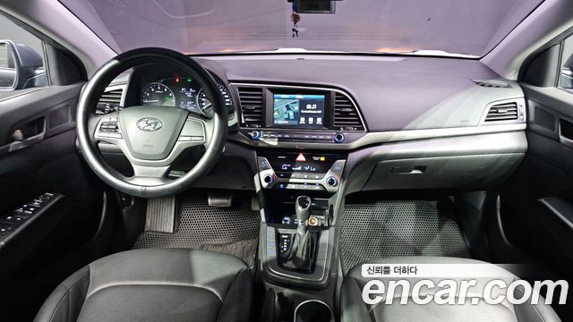 Hyundai Avante — interior