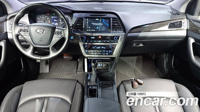 Hyundai Sonata — interior
