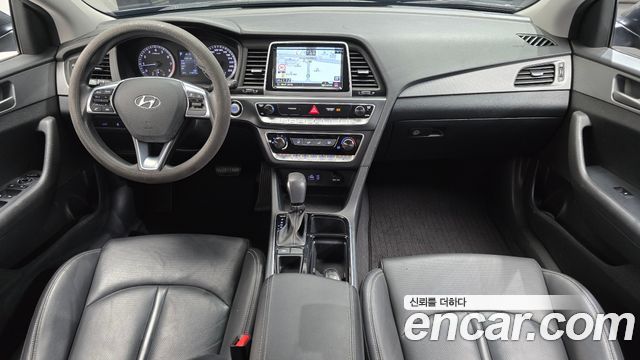 Hyundai Sonata — interior