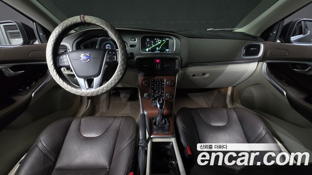 Volvo V40 — interior