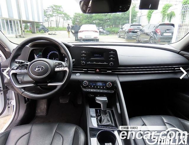 Hyundai Avante — interior