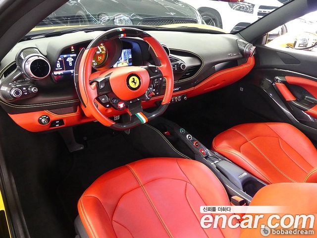 Ferrari F8 — interior