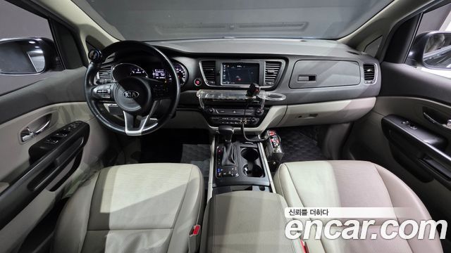 Kia Carnival — interior