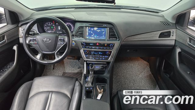 Hyundai Sonata — interior