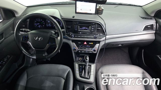 Hyundai Avante — interior