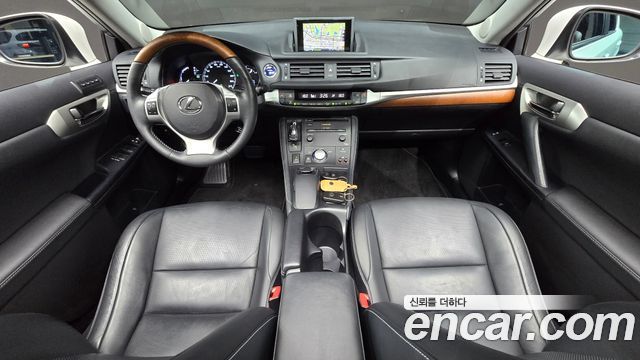 Lexus CT200h — interior