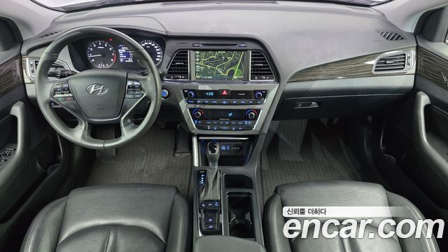 Hyundai Sonata — interior