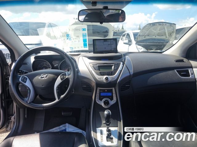 Hyundai Avante — interior