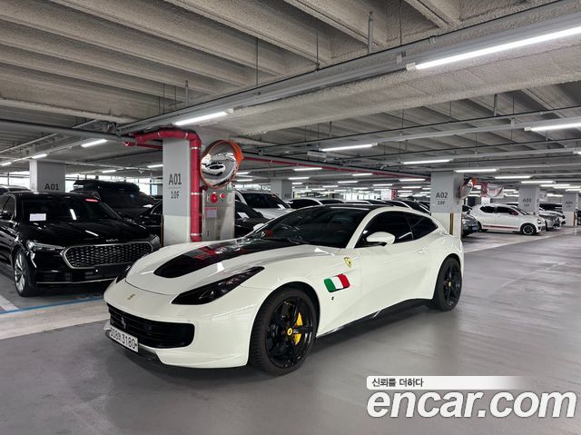 Ferrari GTC4 Lusso — interior