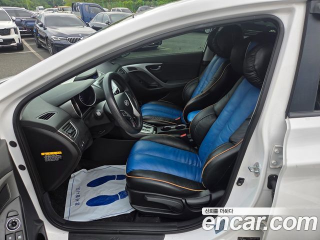 Hyundai Avante — interior