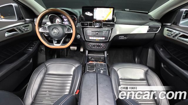 Mercedes-Benz GLE-Class — interior