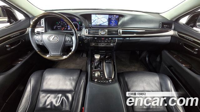 Lexus LS — interior