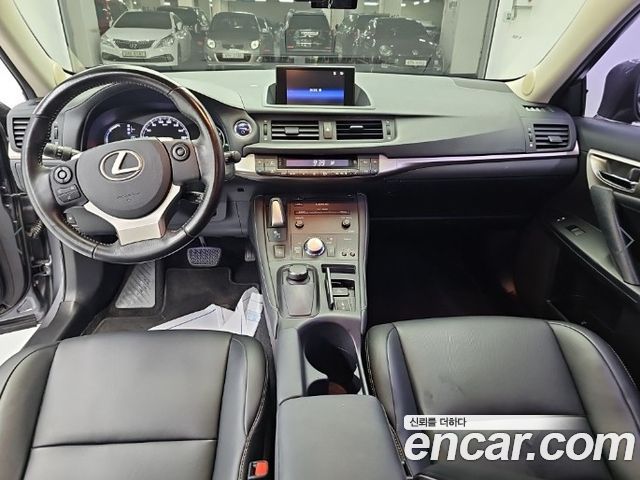 Lexus CT200h — interior