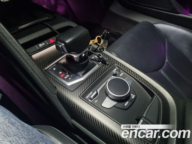 Audi R8 — interior