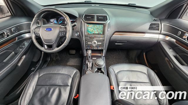 Ford Explorer — interior