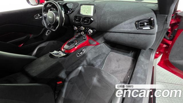 Aston Martin Vantage — interior