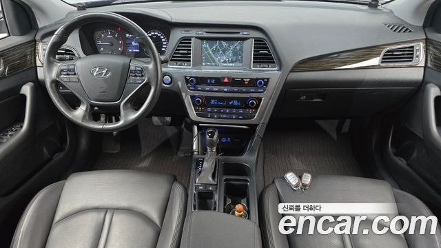 Hyundai Sonata — interior