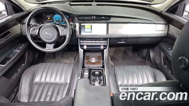 Jaguar XF — interior