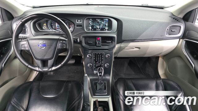 Volvo V40 — interior